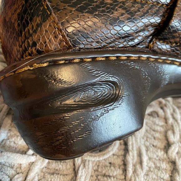 BOC Born Clogs Women’s Size 7.5 Tooled Snake Print Slip On Mules Shoes Brown - Picture 8 of 10